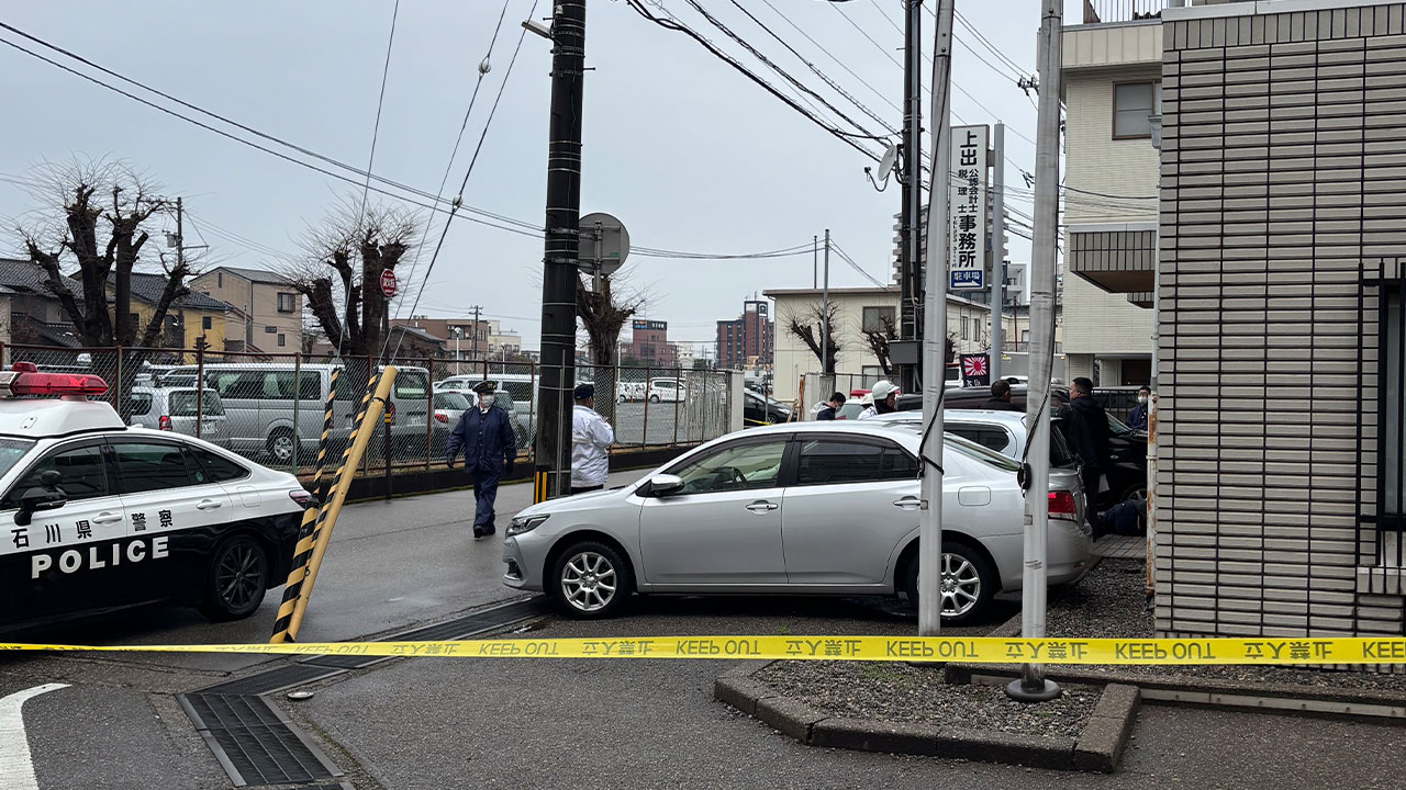 "윤봉길 추모관 반대"‥日남성, 경차로 민단 건물 들이받아