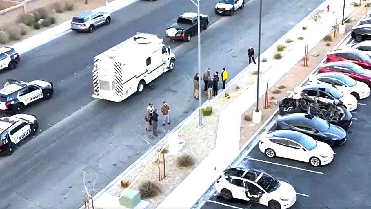 CCTV에 '탕탕' 총 쏘더니 테슬라에 화염병 던져‥범인은 한국계 [World Now]