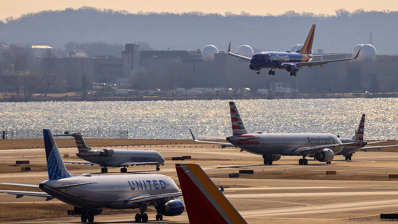 美워싱턴 레이건공항서 의원들 탄 여객기 접촉사고‥사상자 없어