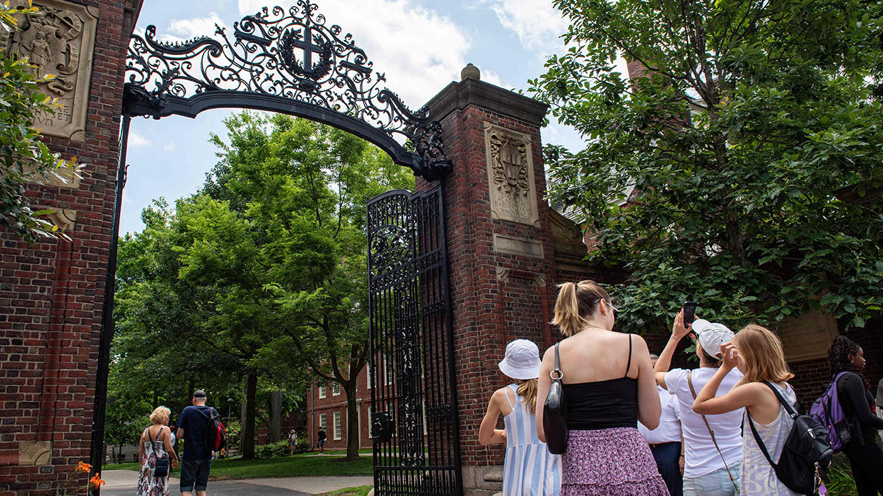 美 하버드大, '트럼프 정책'에 반기‥지원금 90억달러 포기?