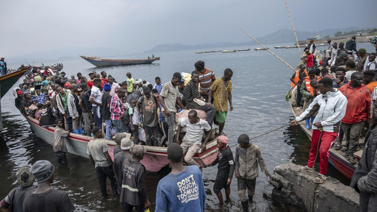 아프리카 민주콩고서 불붙은 배 전복‥최소 50명 사망