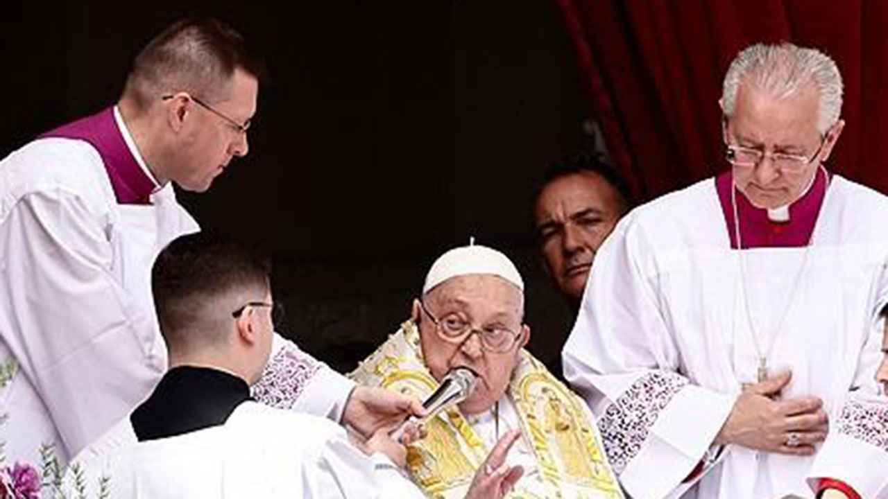 프란치스코 교황, 부활절 미사 깜짝 등장 "가자 상황 개탄스러워"