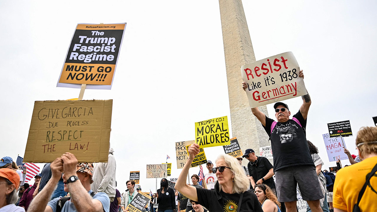 트럼프 지지율, 취임후 최저 42%‥'3선 도전 반대' 75%