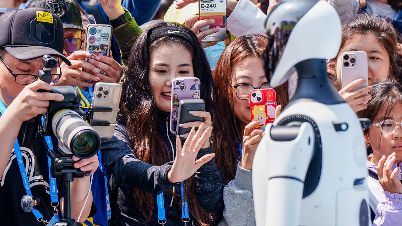 로봇끼리 축구실력 경쟁‥중국 24일 첫 휴머노이드로봇 스포츠대회