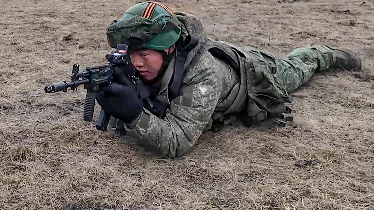 붉은기 꽂고 러시아군과 포옹‥북한군 실전 영상 공개