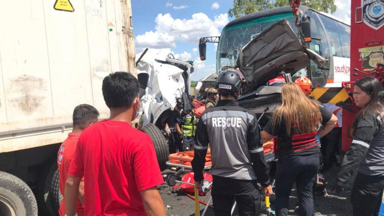 필리핀 '졸음운전' 버스, 차량 4대 들이받아‥10명 사망