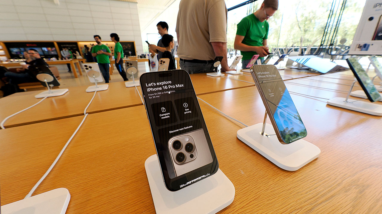 "아이폰 출시 일정 이원화 전략‥내년부터 봄·가을 두 차례"