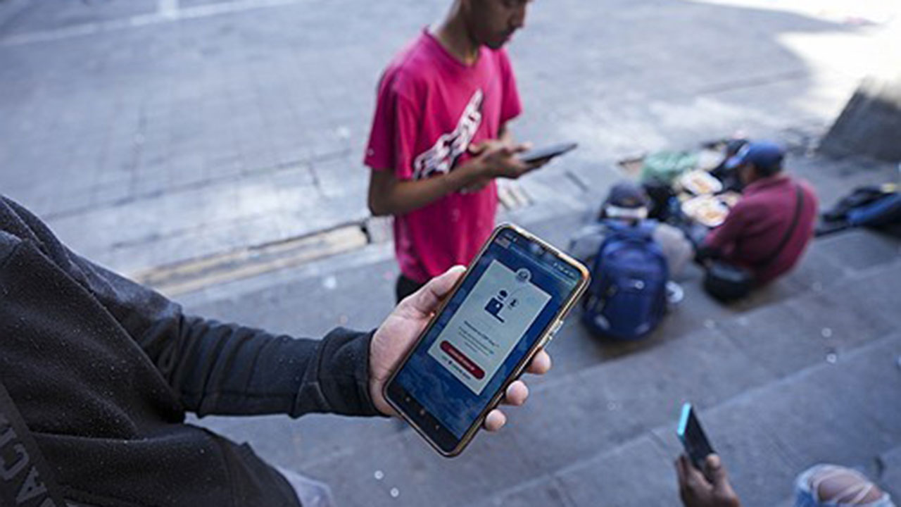 美정부 "'자진출국' 불법체류자에 항공권과 140만원 지원"