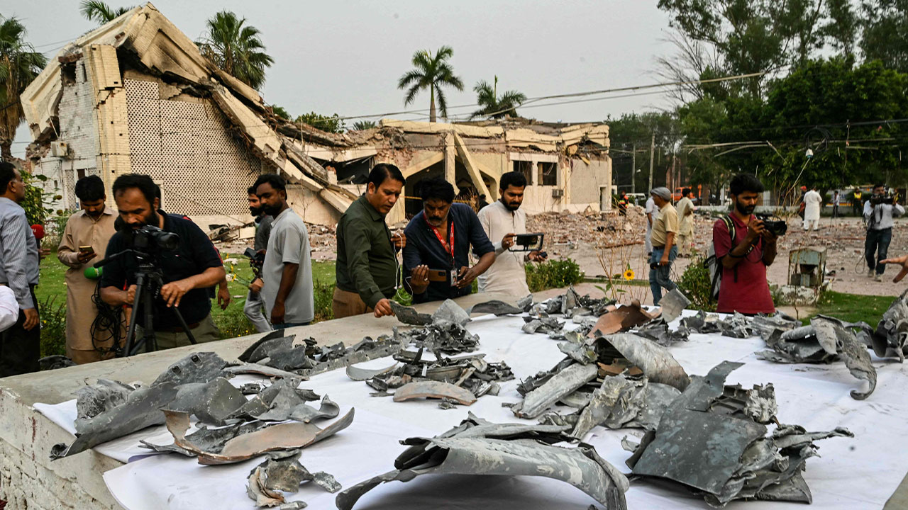 파키스탄 제2도시 공항 인근서 폭발음‥경찰 "인도 무인기 추락"