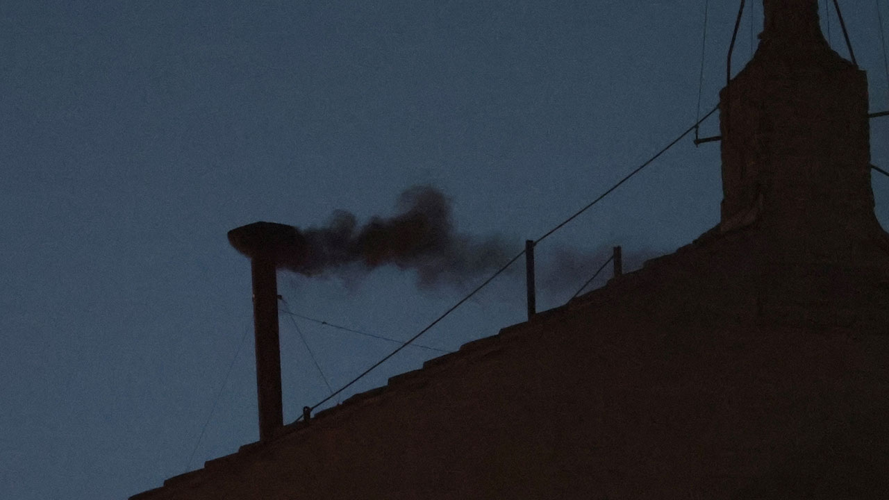 바티칸 굴뚝에 '검은 연기'‥콘클라베 첫날 교황 선출 불발