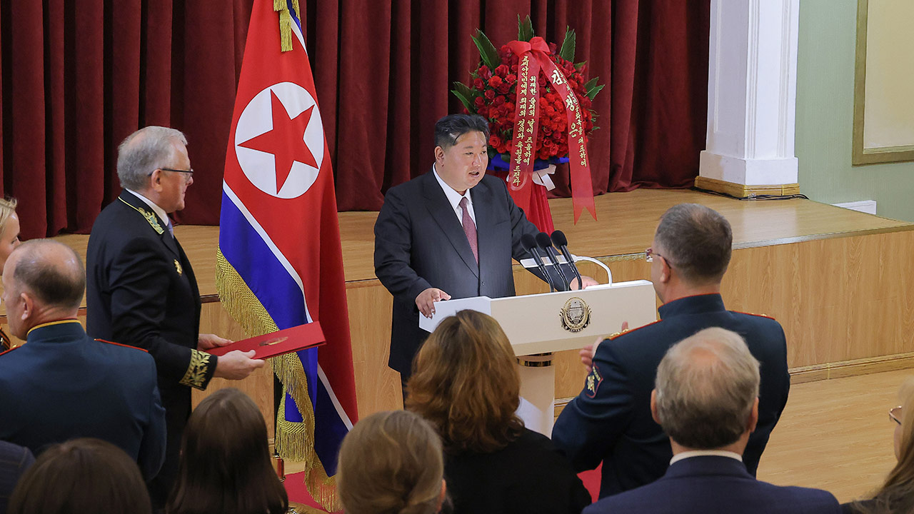 김정은, 러 대사관 방문‥"동맹관계 끊임없이 발전"
