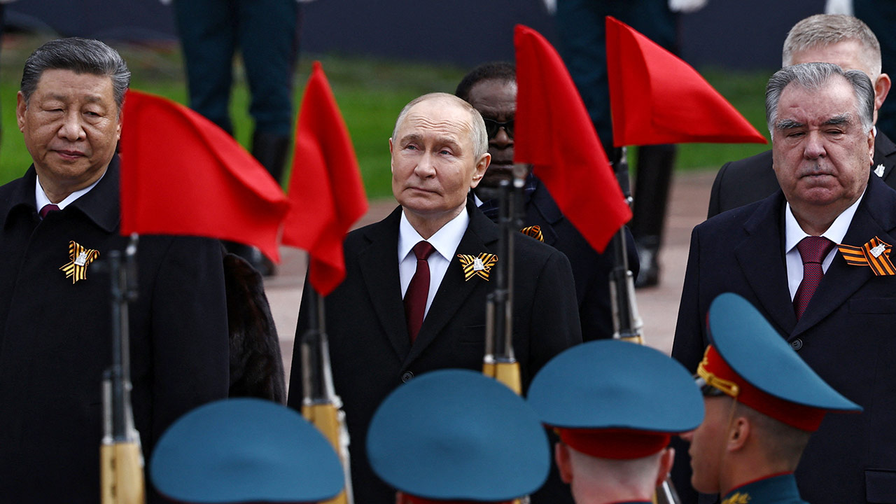 푸틴, 러시아 전승절 열병식에서 북한군 파병 장성 만나