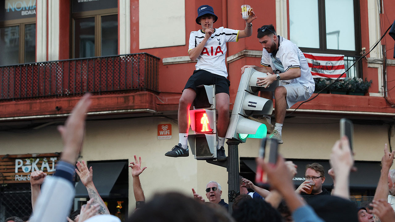 맨유·토트넘 팬들, 유로파 결승 열리는 스페인서 난동