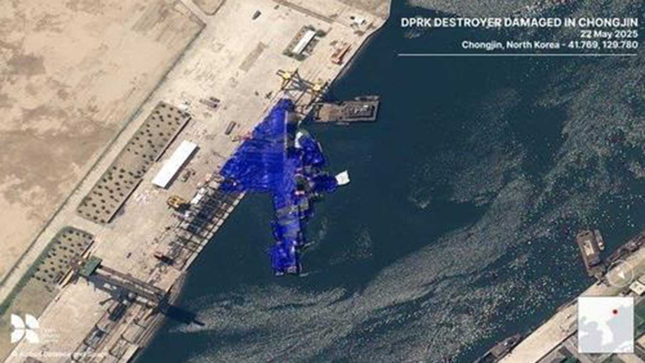 "진수 실패해 넘어졌던 북한 구축함 바로 세워" 복구 시도중