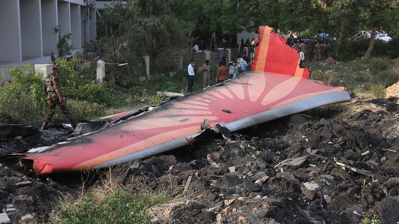 인도 여객기 추락사고 사망자 최소 265명‥영국인 1명 기적 생존