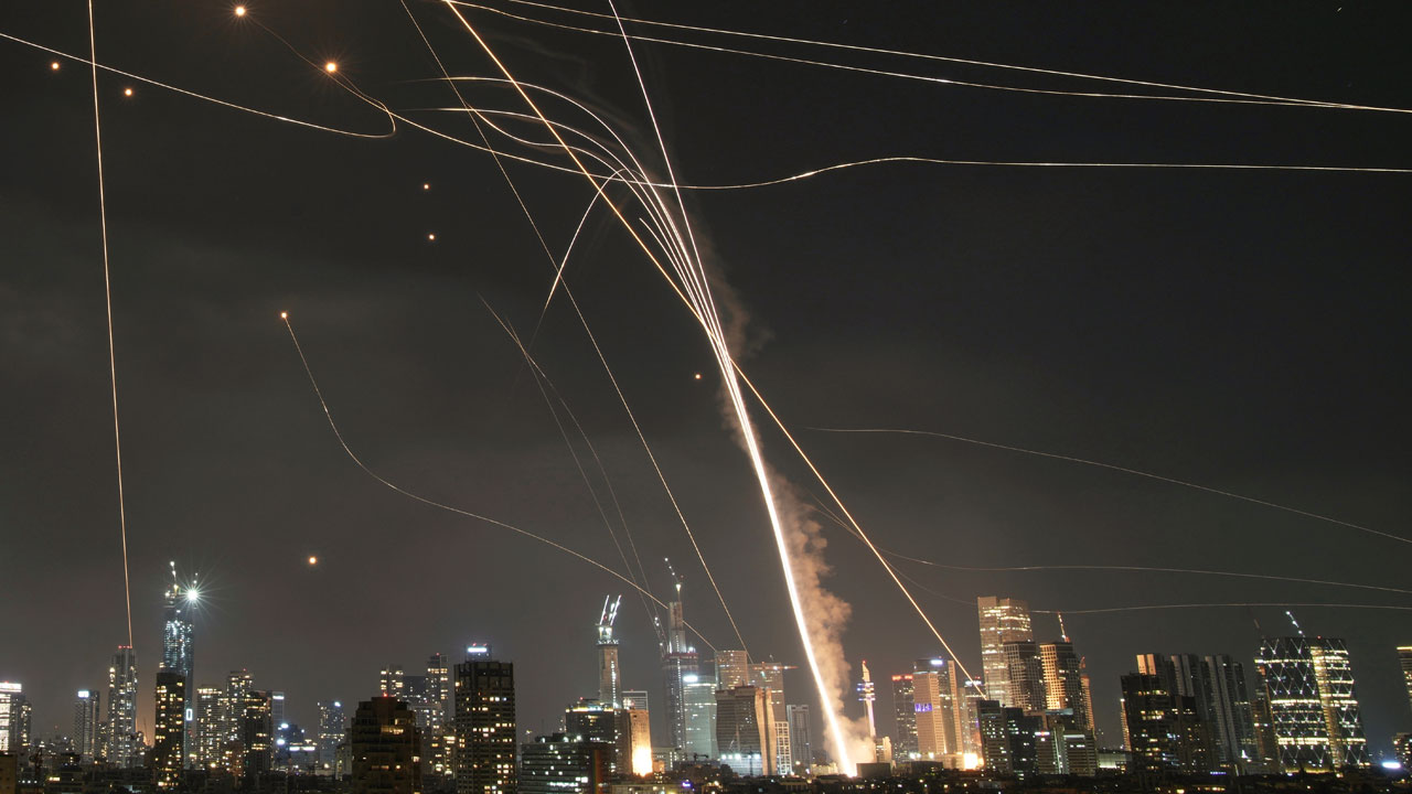 이란, 이스라엘에 피격 당일 보복공습‥"미사일 수백발 발사"