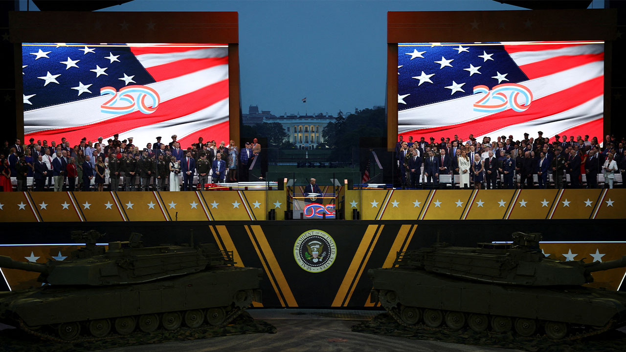 트럼프 79번째 생일에 대규모 열병식‥미 전역서는 트럼프 반대 시위