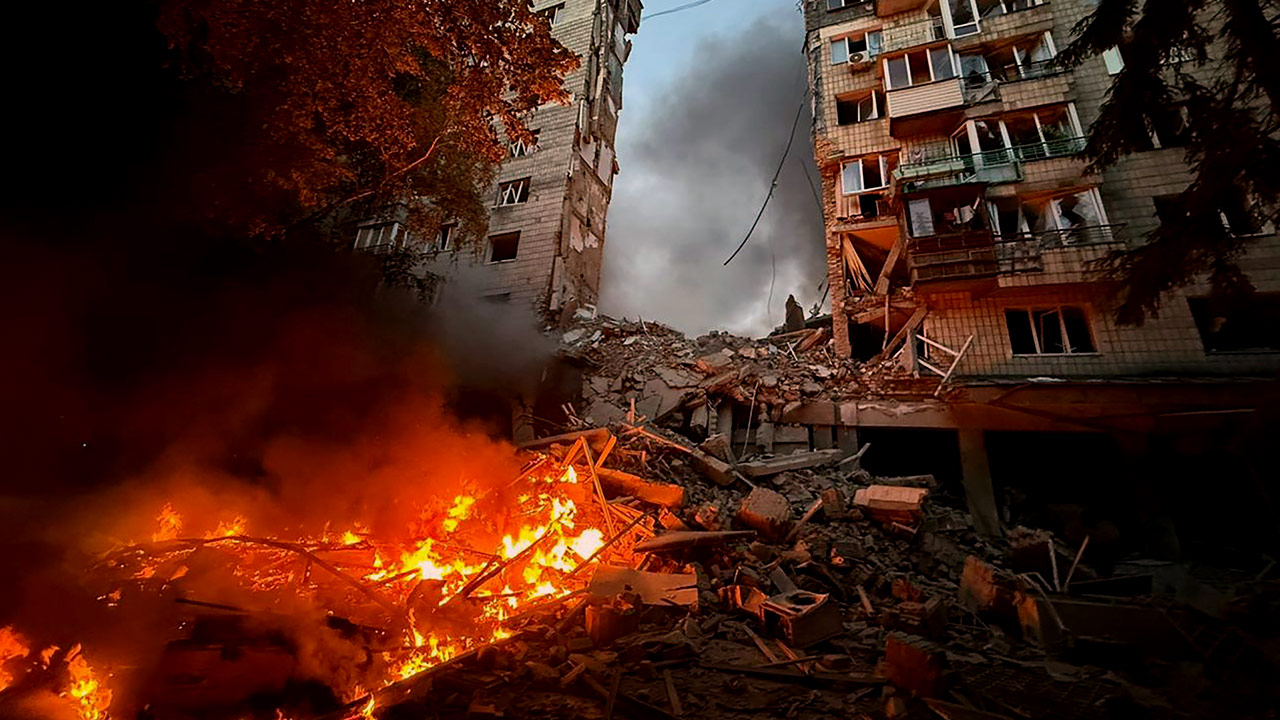 러, 우크라 키이우 아파트 등 공습…대규모 인명피해