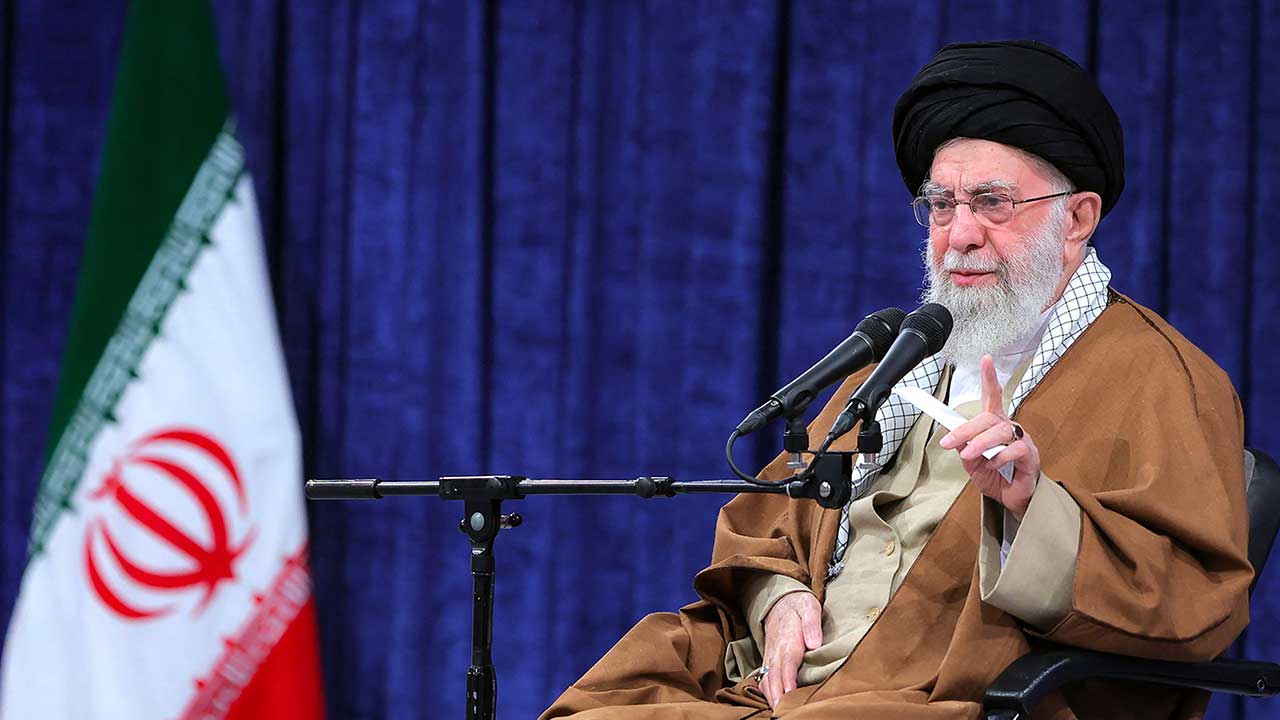 하메네이 "미국, 이란은 항복하지 않는다는 것 알아야"