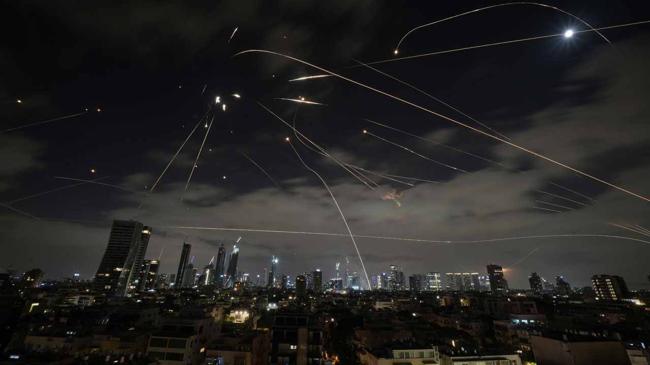 이란 '맹렬한 공격' 예고후 공습‥이스라엘 "미사일 10여발뿐"