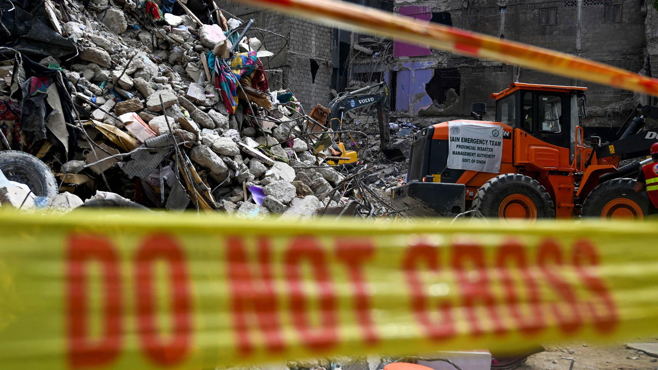 파키스탄 카라치서 주거용 다층 건물 붕괴‥최소 16명 사망