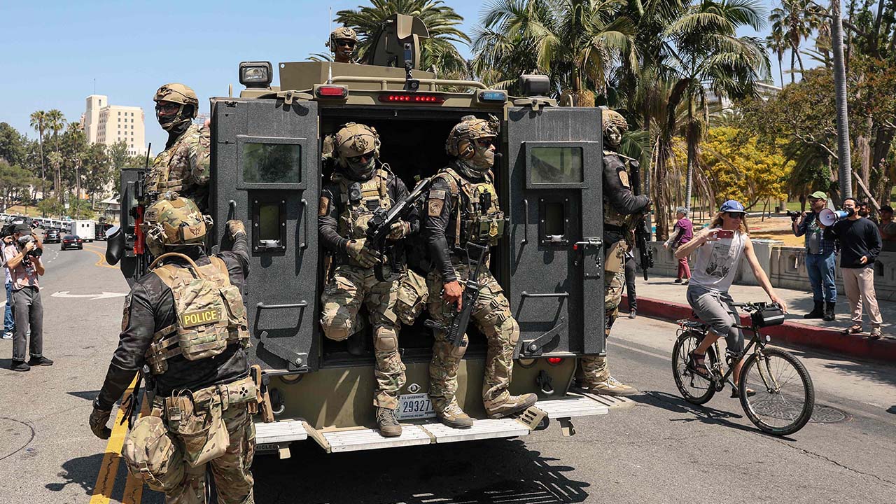 미국 LA 공원에 무장한 군 병력 대규모 투입‥'이민자 단속 작전' 공포 분위기