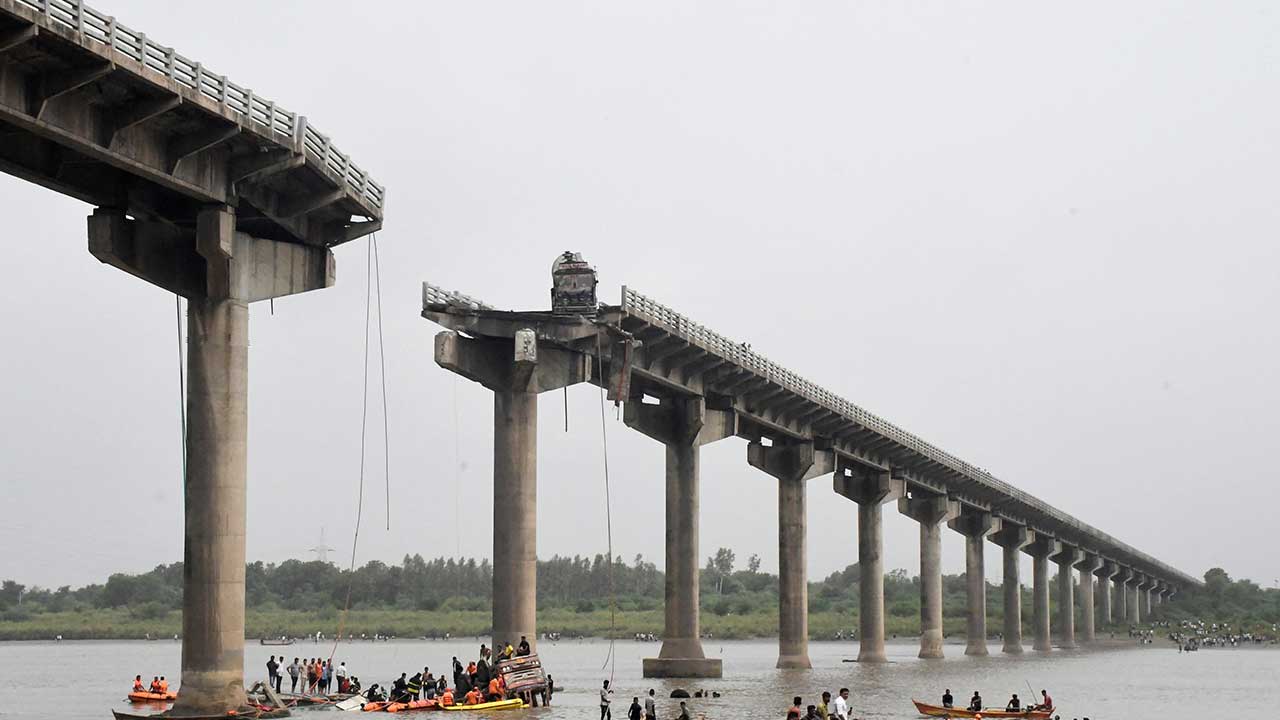 인도서 다리 상판 일부 붕괴‥차량 4대 추락·9명 사망
