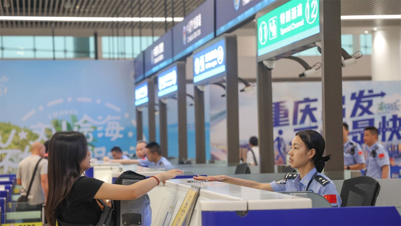 '무비자 확대' 중국, 상반기 외국인 출입국 30% 늘어