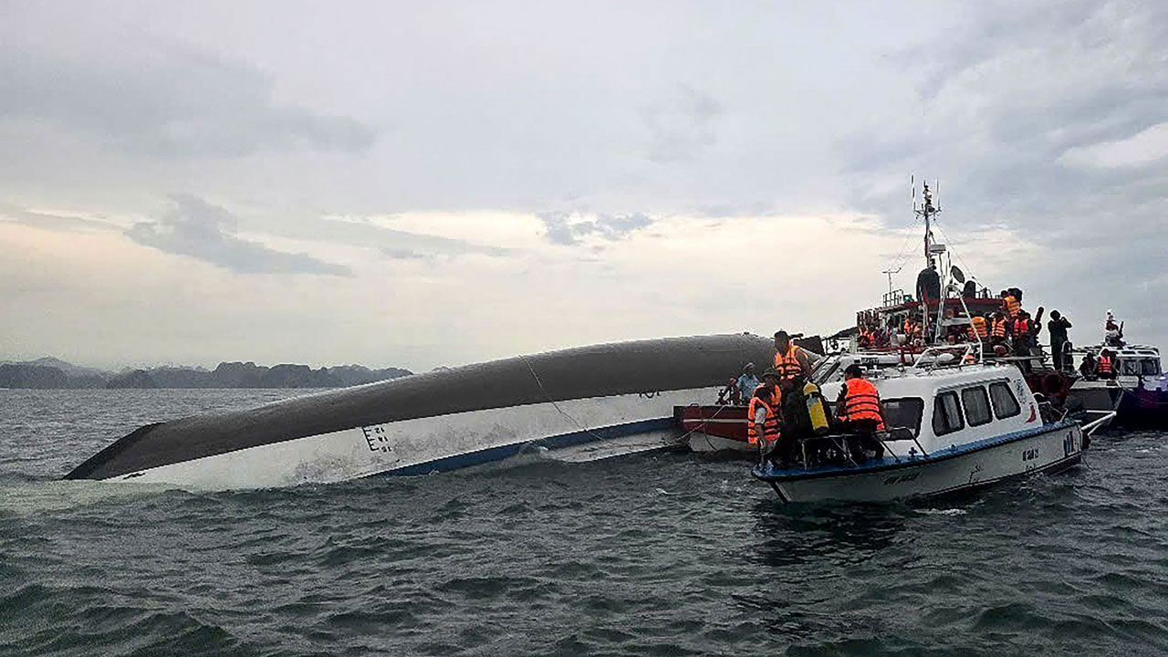 베트남 하롱베이서 유람선 전복‥34명 사망·8명 실종