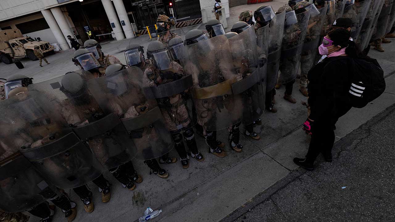 'LA 투입' 미국 해병대 700명, 한 달 반만에 전원 철수