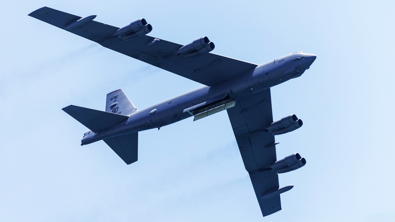 미 여객기와 전략폭격기 B-52, 공중에서 '아찔한' 충돌 극적 모면