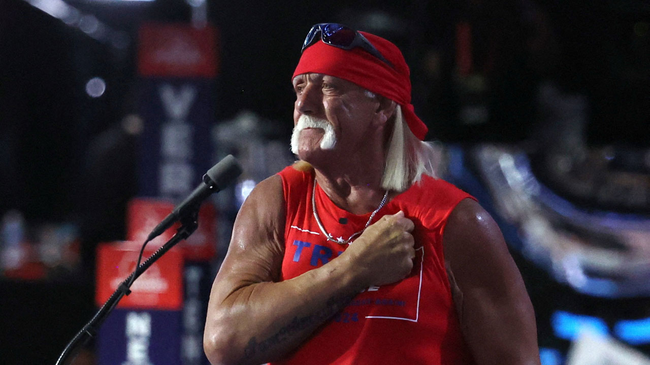 '프로레슬링의 전설' 헐크 호건, 심장마비로 별세‥향년 71세