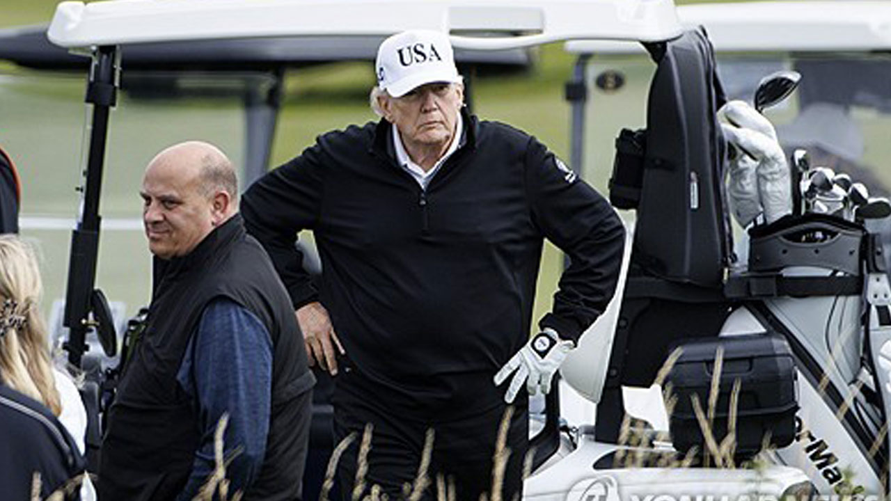 트럼프, 스코틀랜드 자기 골프장서 라운딩‥시위대 항의