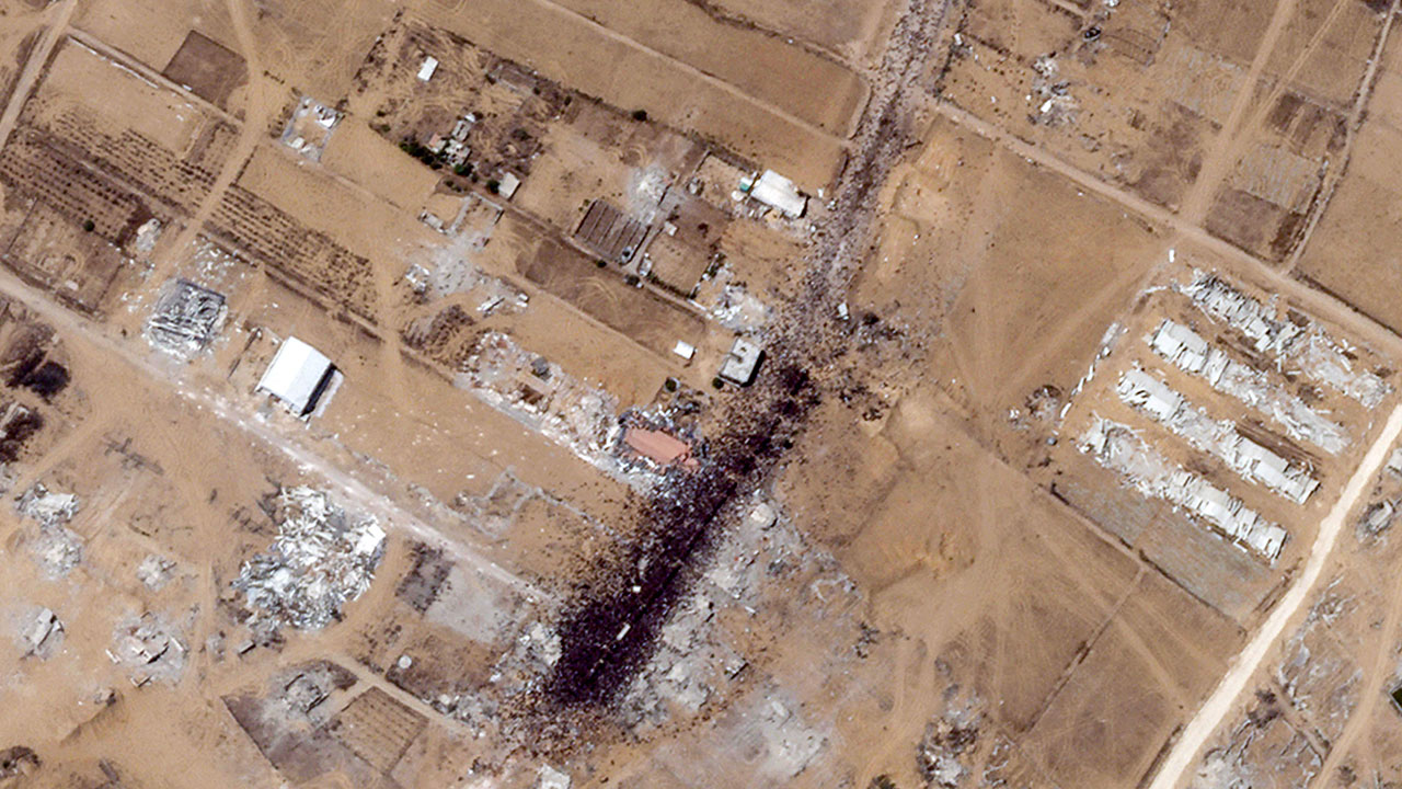 '식량 상황 최악' 가자지구서 구호트럭 주변 새까만 인파‥위성사진에도 포착