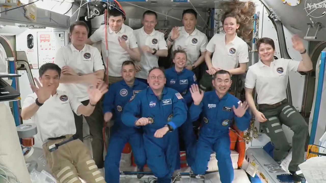 스페이스X 우주선, 15시간 날아 ISS 도킹 성공‥4명 안착