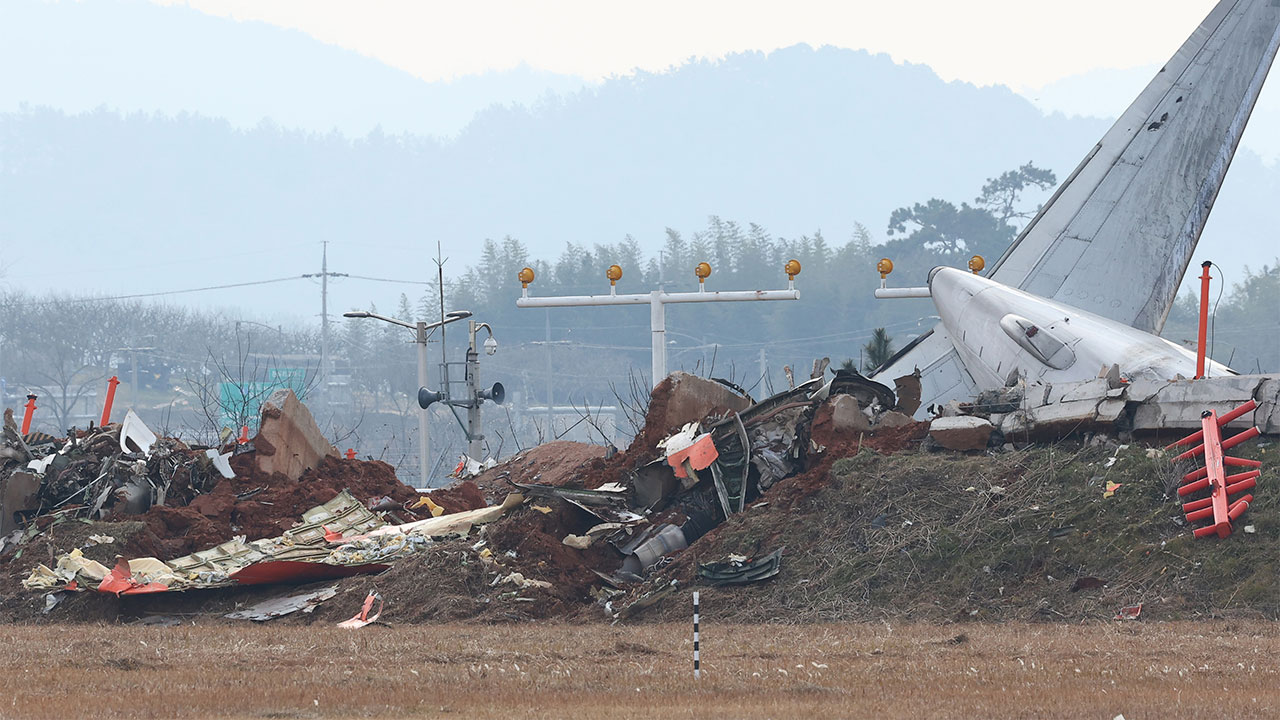 NYT, 무안공항 참사 일으킨 '콘크리트 둔덕' 건설 경위 집중 보도