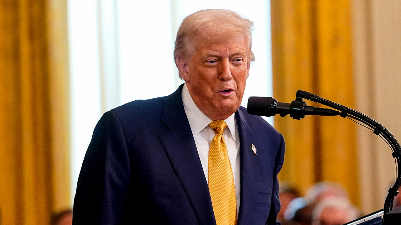 트럼프, 오바마·부시 등 전임 대통령 초상화 "백악관 구석으로"