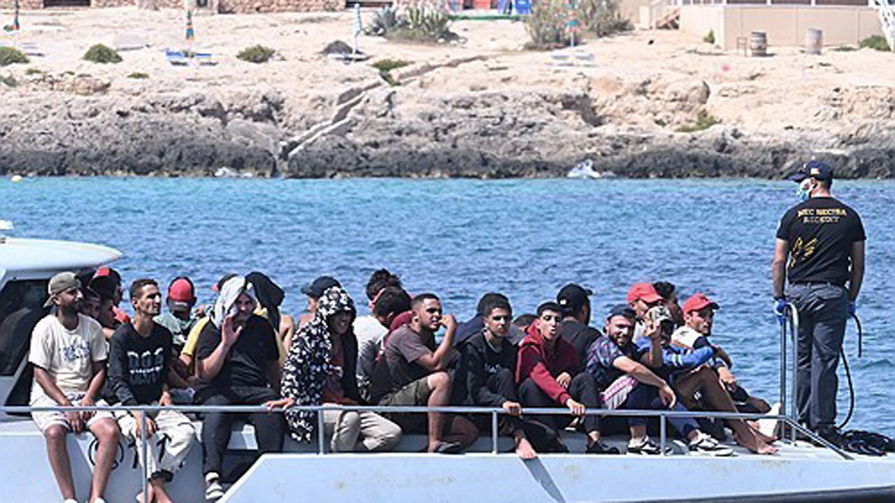 이탈리아 최남단 섬 부근서 이민자 보트 전복‥최소 20명 사망