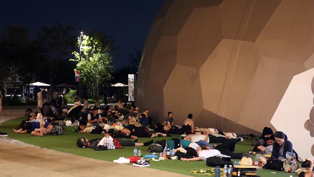 일본 오사카 엑스포 3만명 한밤 지하철 중단에 발묶여