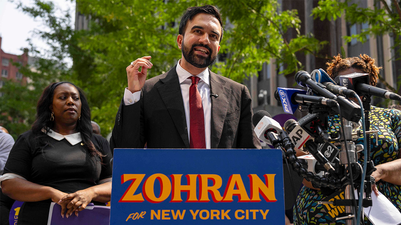 '뉴욕 시장 선거' 돌풍 일으킨 맘다니에 오바마 전 대통령 손 내밀었다 