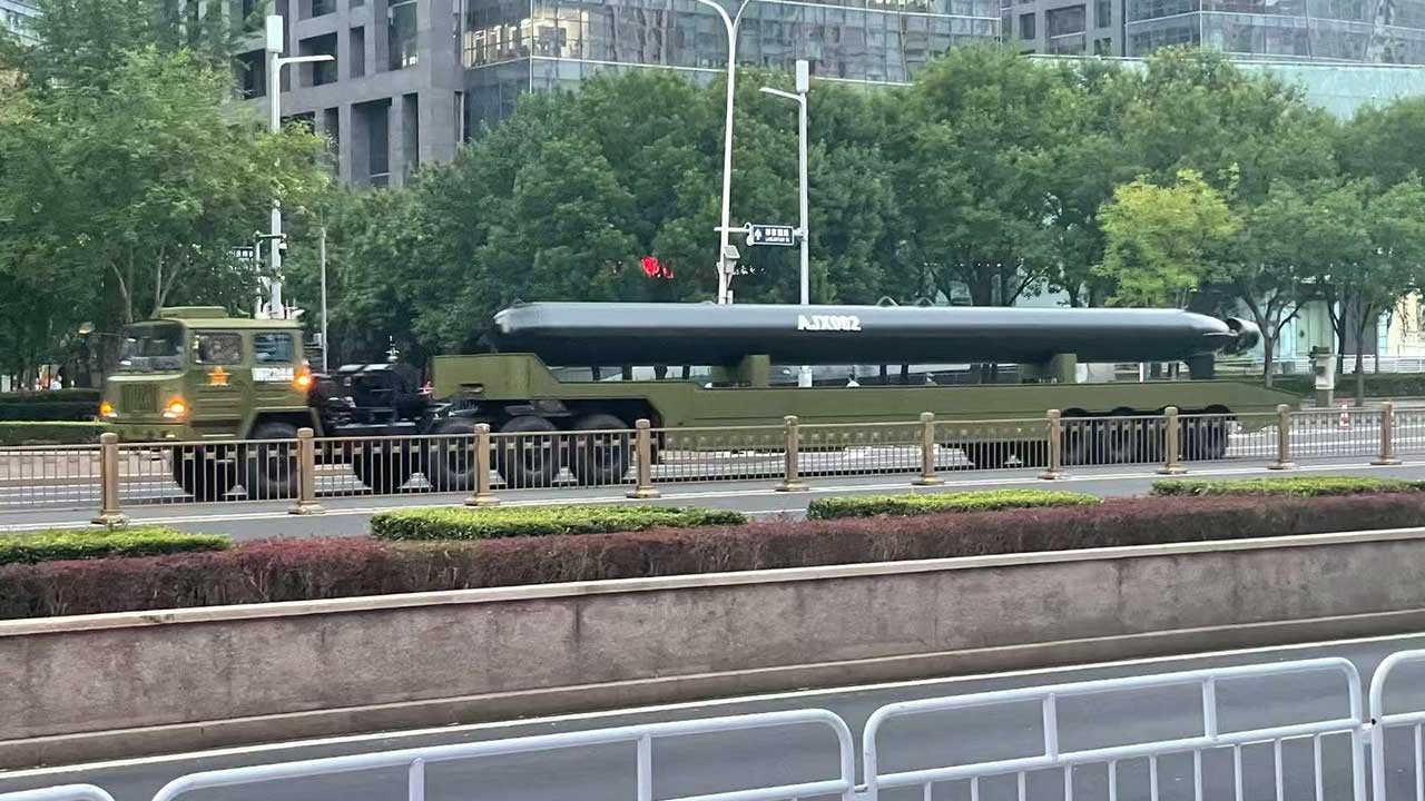 중 초대형 무인잠수정들, 승전 80주년 열병식 연습에서 눈길