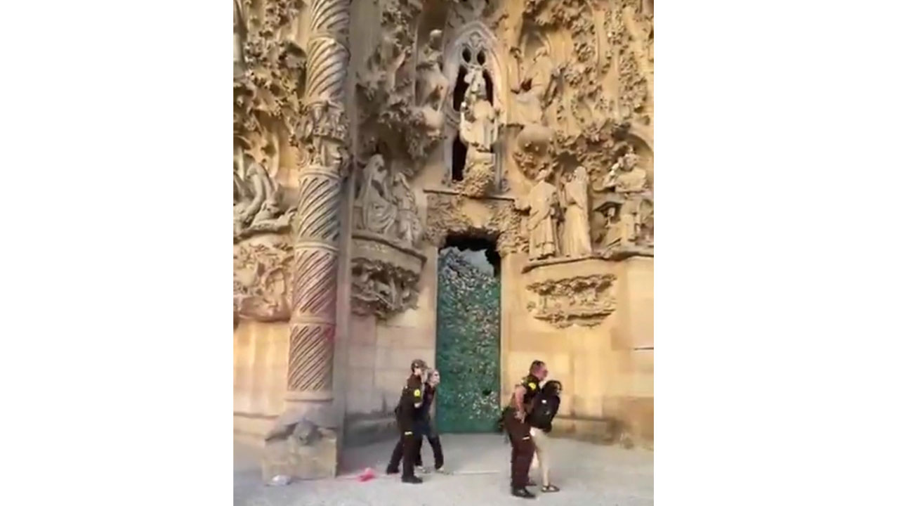 환경단체, 스페인 사그라다 파밀리아 외벽에 페인트 테러