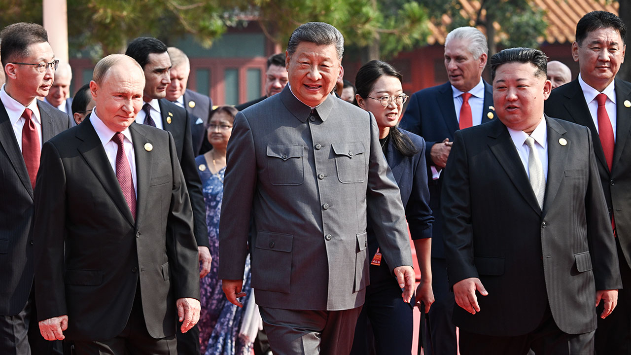 시진핑 왼쪽 김정은·오른쪽 푸틴‥북중러 정상 화기애애 분위기 연출