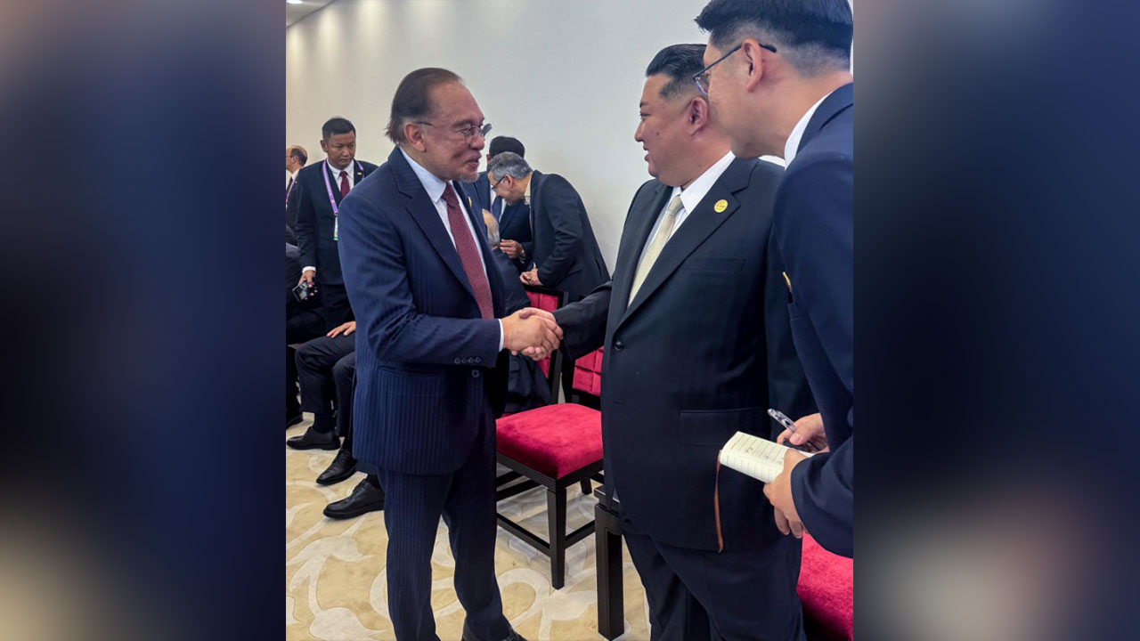 '북한 단교' 말레이 총리, SNS에 김정은과 악수 사진 올려