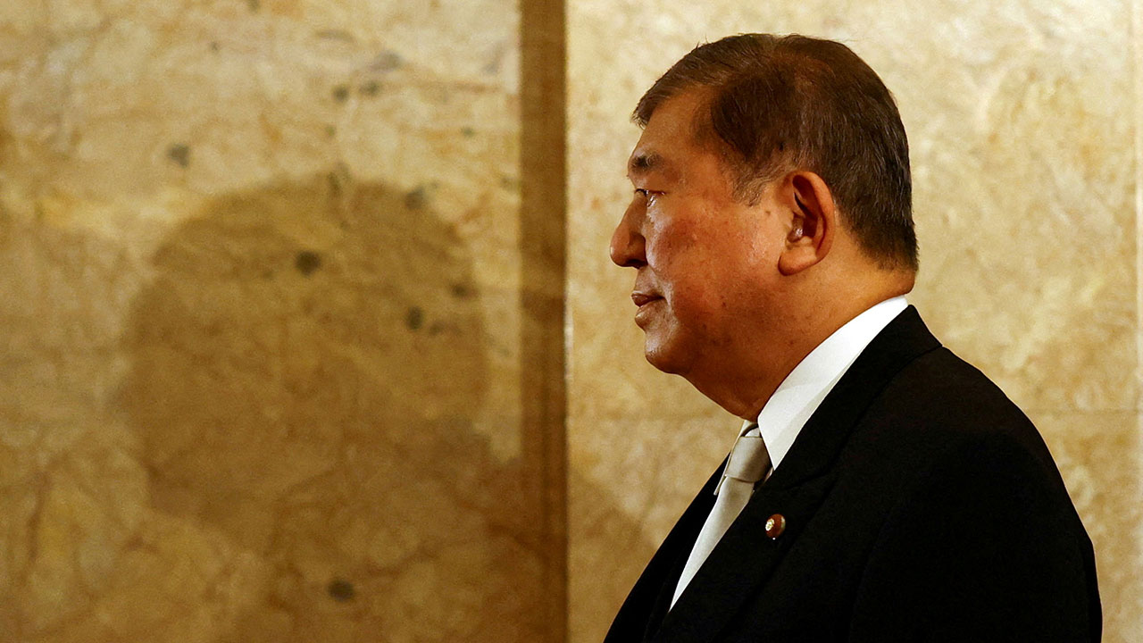 사임 결정 직전 총리관저에 들어서는 이시바 총리