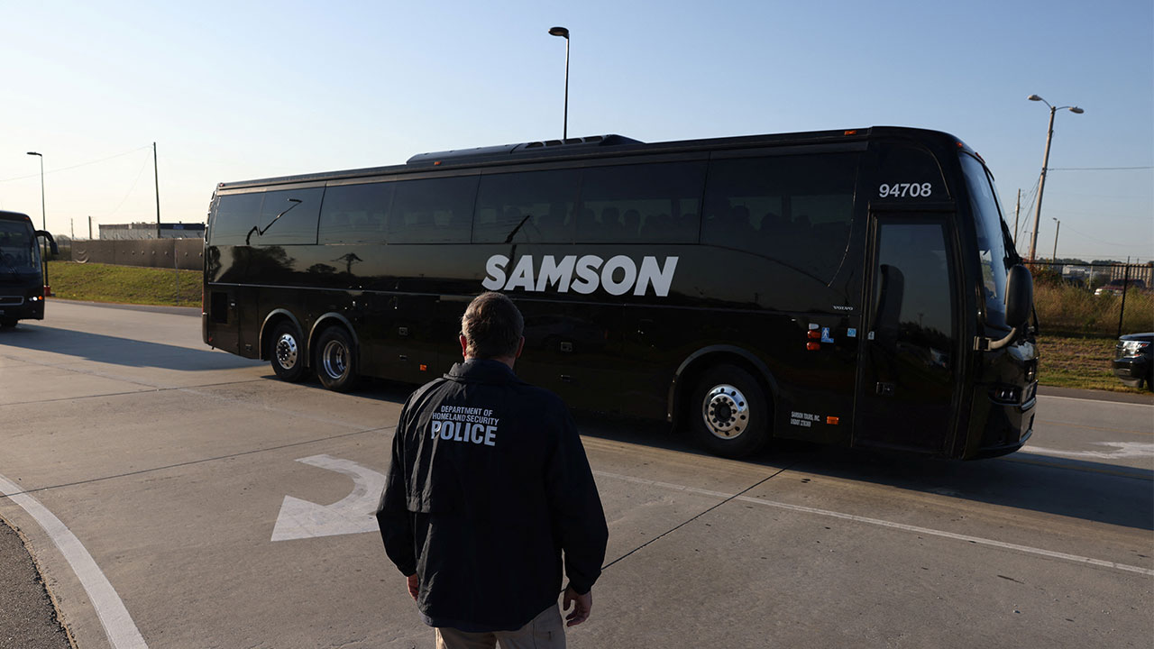 '석방' 우리 국민 태운 버스, 애틀랜타 공항 도착
