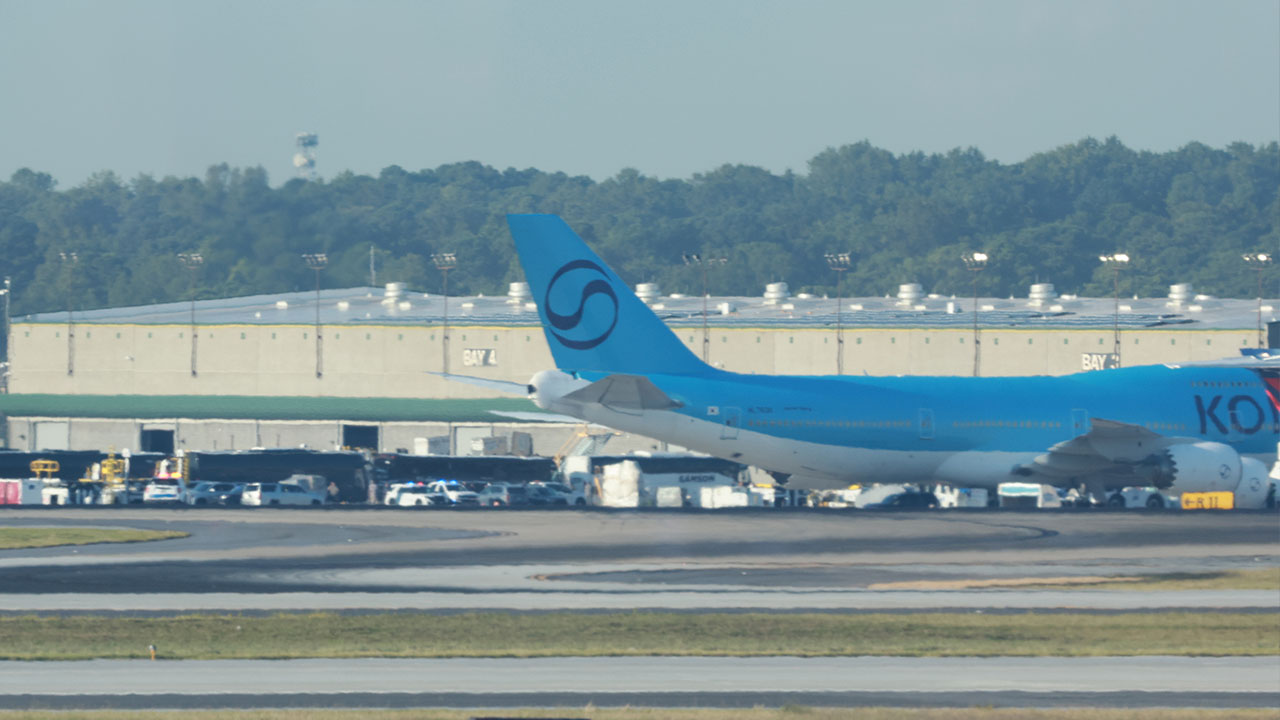 '석방' 우리 국민 태운 버스, 애틀랜타 공항 도착