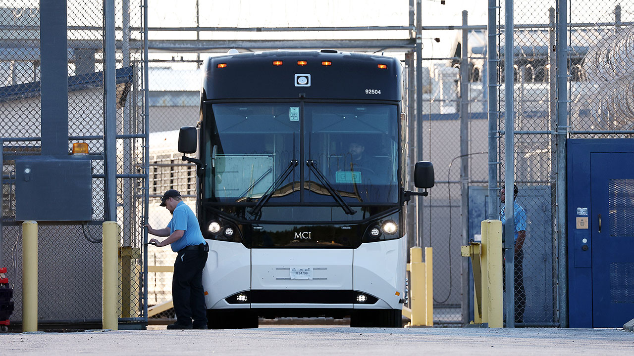 외교부 "트럼프가 한국인 미국에 계속 남으라 권해 귀국 지연된 것"