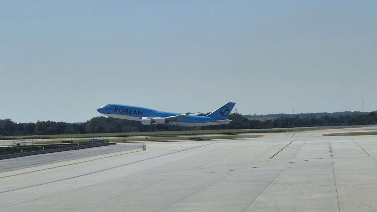 '석방' 한국 근로자 태운 전세기 인천으로 출발