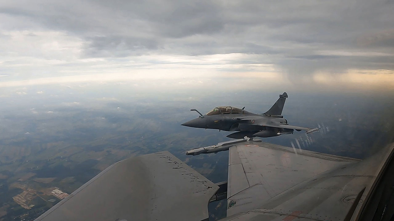 '나토 영공에 드론' 이어 극초음속미사일 훈련‥자극 수위 높이는 러시아
